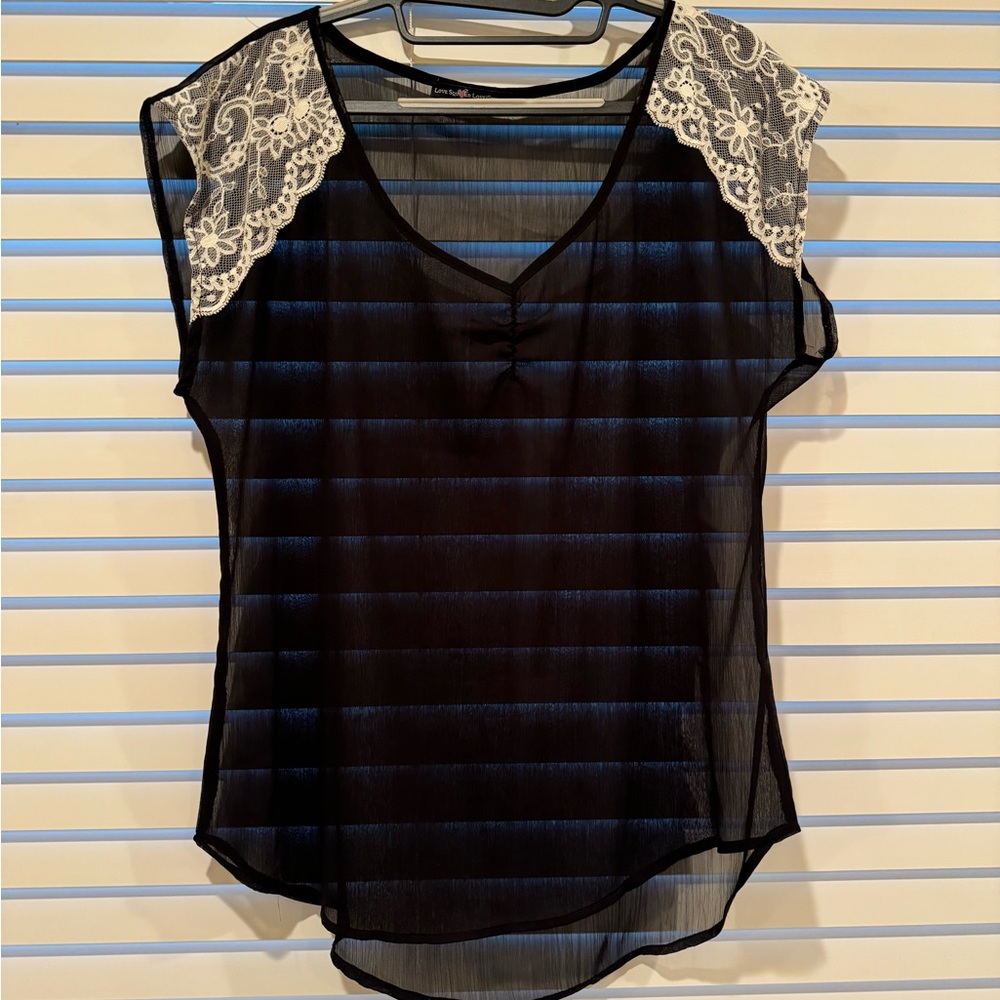 Light and airy shirt with lace sleeves size L